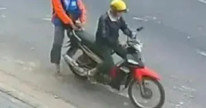 Bắt kẻ cướp giật 30 tờ vé số giữa phố tại Phường Kon Tum