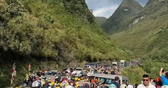 Khách bất lực tìm phòng xe lên Hà Giang sát Tết Dương lịch