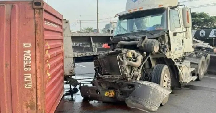 Quốc lộ nối TP HCM - Đồng Nai kẹt 10 km sau tai nạn