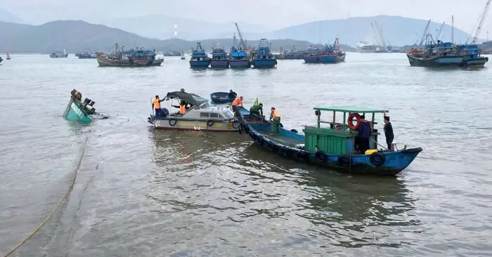 Tàu cá TP.HCM chìm tại cảng Hòn La: 4 ngư dân được cứu an toàn