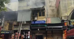 Cháy phố Hàng Mã: Nhà kinh doanh vàng mã bốc cháy, một người bị thương nặng