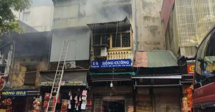 Cháy phố Hàng Mã: Nhà kinh doanh vàng mã bốc cháy, một người bị thương nặng