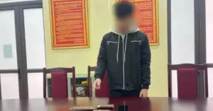 Khởi tố nam sinh lớp 12 cướp điện thoại bằng dao