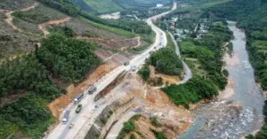 Taluy cao tốc hư hỏng vì mưa lịch sử