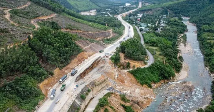 Taluy cao tốc hư hỏng vì mưa lịch sử