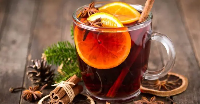 Bộ đôi đồ uống Giáng sinh gắn kết bàn tiệc mùa lễ