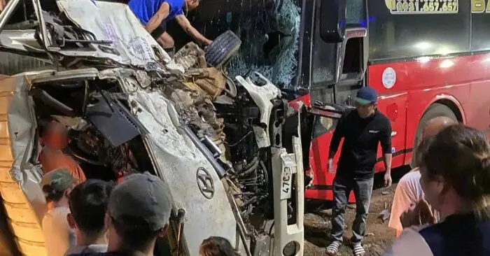 Xe tải lật nghiêng sau va chạm ô tô khách