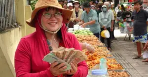 Dúi 100 triệu vào túi: Người đàn ông lặng lẽ ủng hộ bếp cơm từ thiện