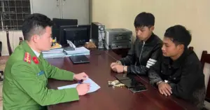 Tên trộm đột nhập qua lỗ thông gió trộm 11 điện thoại, 5 đồng hồ
