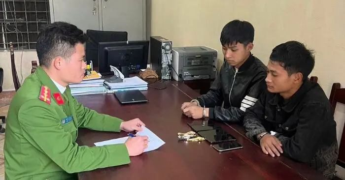 Tên trộm đột nhập qua lỗ thông gió trộm 11 điện thoại, 5 đồng hồ
