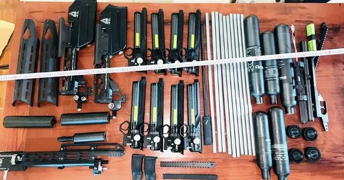 Xe khách vận chuyển trái phép linh kiện súng quân dụng
