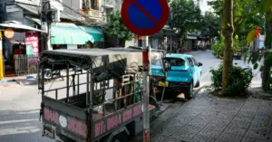 Đỗ xe trên vỉa hè: Quy định mới tránh mất tiền, trừ điểm