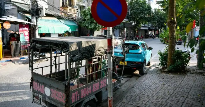 Đỗ xe trên vỉa hè: Quy định mới tránh mất tiền, trừ điểm