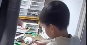 Bé trai cắt dây chuyền vàng – Phụ huynh sốc khi xem camera