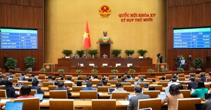 Lao động nữ sinh con được nghỉ dài hơn: Quốc hội thông qua Luật Dân số