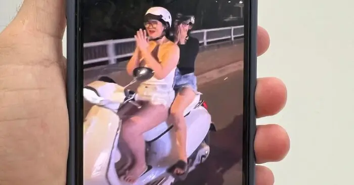 Tịch thu Vespa cô gái buông hai tay khi lái xe ở TPHCM