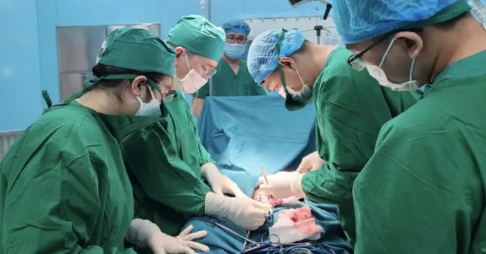 Bác sĩ 4 bệnh viện hợp sức cứu người
