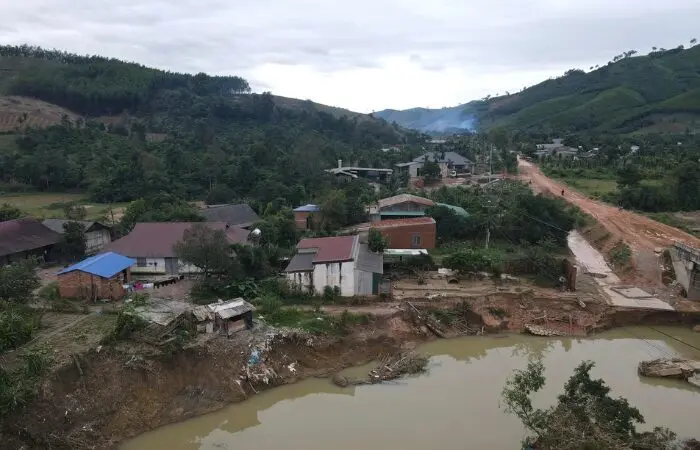 Núi có nguy cơ sạt lở,