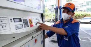Giá xăng ngày mai dự báo giảm nhẹ