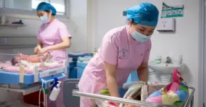 Trung Quốc chi trả tiền thụ tinh ống nghiệm, người dân vẫn ngại sinh con