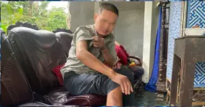 Người đàn ông bị nhóm học sinh hành hạ