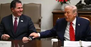 Ông Trump dán băng y tế