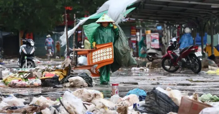 Rác sau lũ tại Đắk Lắk