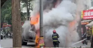 Vụ ô tô tải bốc cháy ở Hà Nội