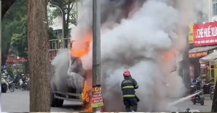 Vụ ô tô tải bốc cháy ở Hà Nội