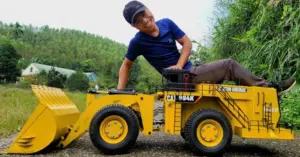 Người đàn ông ở Lào Cai chế tạo mô hình xe từ phế liệu gây sốt mạng