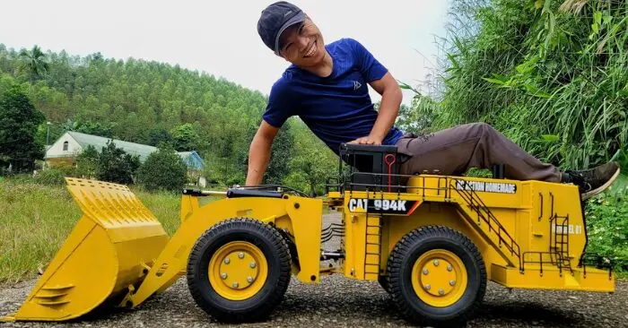 Người đàn ông ở Lào Cai chế tạo mô hình xe từ phế liệu gây sốt mạng