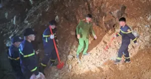 Sạt lở quốc lộ 6 Phú Thọ: Xuyên đêm tìm nạn nhân