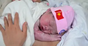 Cân bằng giới tính khi sinh: Việt Nam siết phạt và hỗ trợ