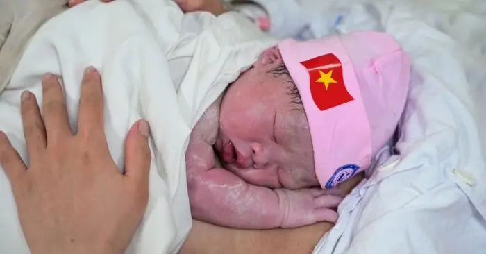 Cân bằng giới tính khi sinh: Việt Nam siết phạt và hỗ trợ