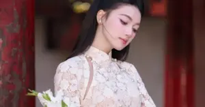 Áo dài Tết chuyển mình với ren và kim sa