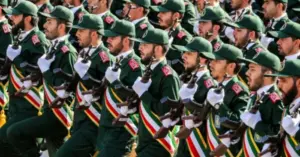 Iran tập trận bắn đạn thật, cảnh báo Mỹ mắc “sai lầm”