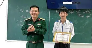 Khen thưởng nam sinh hỗ trợ phi công sau vụ rơi máy bay