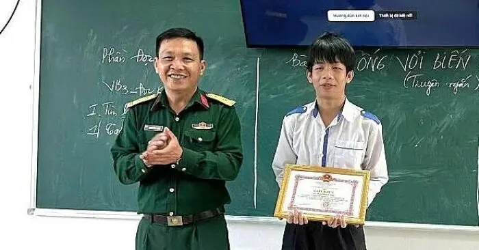 Khen thưởng nam sinh hỗ trợ phi công sau vụ rơi máy bay