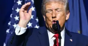 Ông Trump dọa tước quốc tịch người nhập cư phạm tội