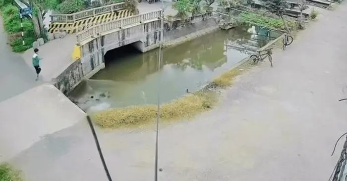 Bé trai Hưng Yên hét lớn cứu 2 người rơi xuống kênh