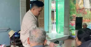 Kẻ lạ mặt tặng quà miễn phí ở Kim Liên