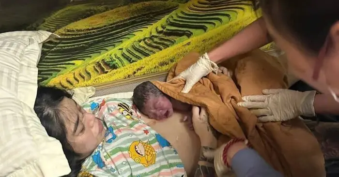 Khen thưởng hộ sinh giúp sản phụ sinh non trên tàu