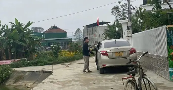 Kẻ lạ mặt tặng quà miễn phí ở Kim Liên