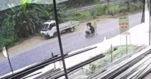 Xe máy kẹp 3 tông Cảnh sát giao thông văng ra lề đường