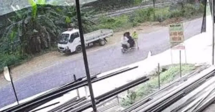 Xe máy kẹp 3 tông Cảnh sát giao thông văng ra lề đường
