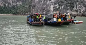 Triệt phá sới bạc giữa Vịnh Hạ Long, tạm giữ 30 ngườ