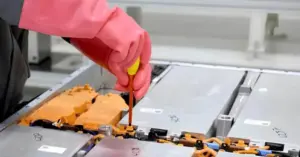Trung Quốc siết chặt tái chế pin xe điện