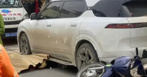 Tạm giữ tài xế ô tô lùi xe gây tai nạn ở Hà Nội