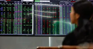 Chứng khoán rung lắc khi lãi suất tăng