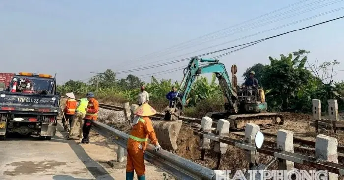 Đóng lối mở quốc lộ 5 qua đường sắt